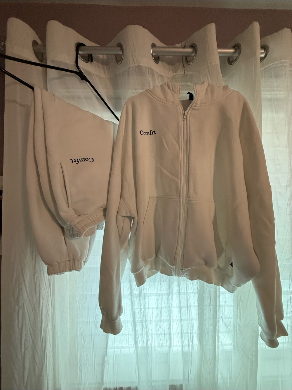 Comfrt Zip White Hoodie & Sweatpants Set